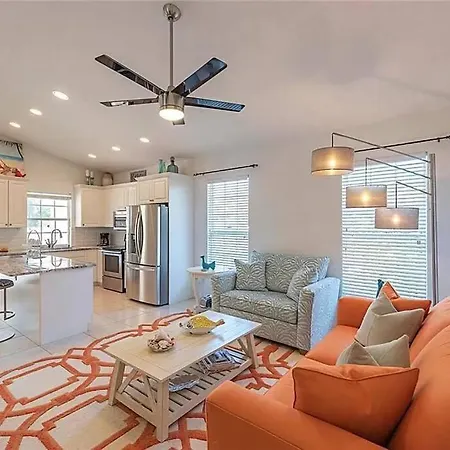 Discreet Retreat, Modern Home With Private Backyard